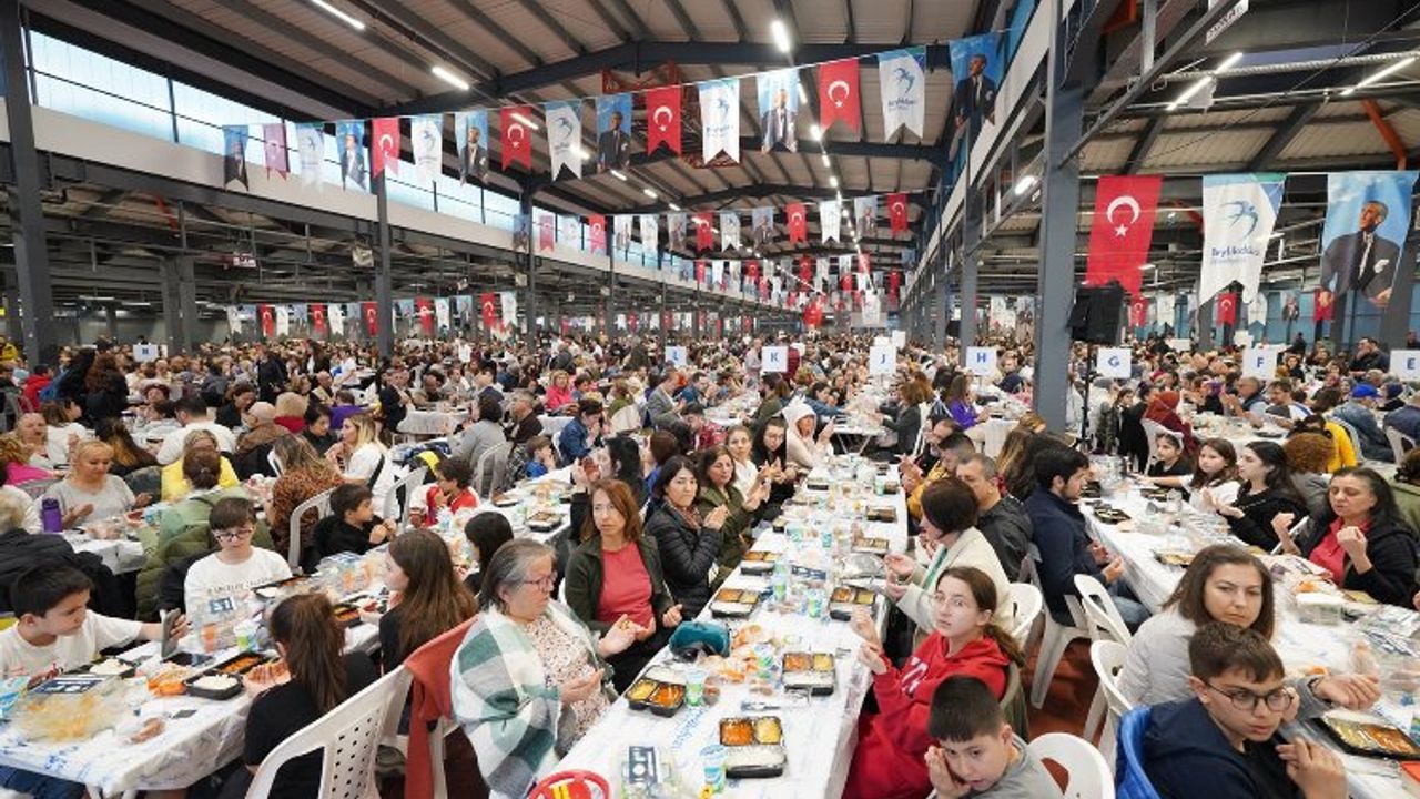 Beylikdüzü’nde binlerce kişi orucunu birlikte açtı