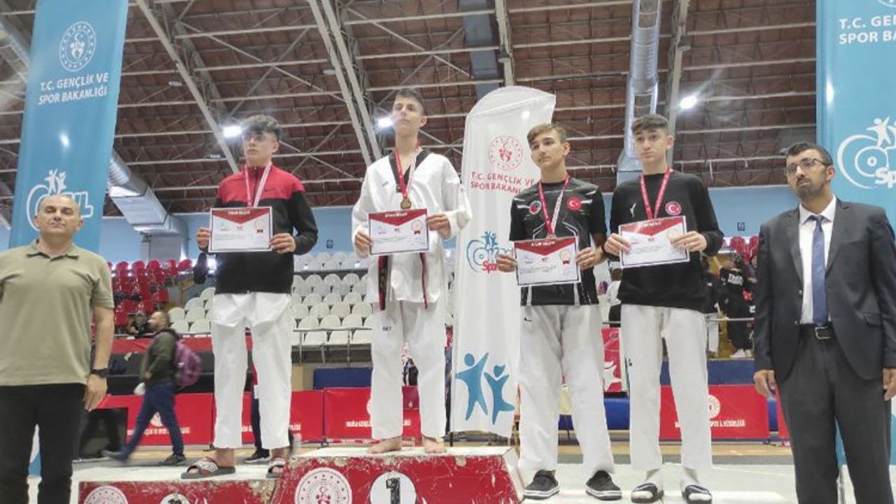 Foçalı taekwondocudan ‘altın’ başarı