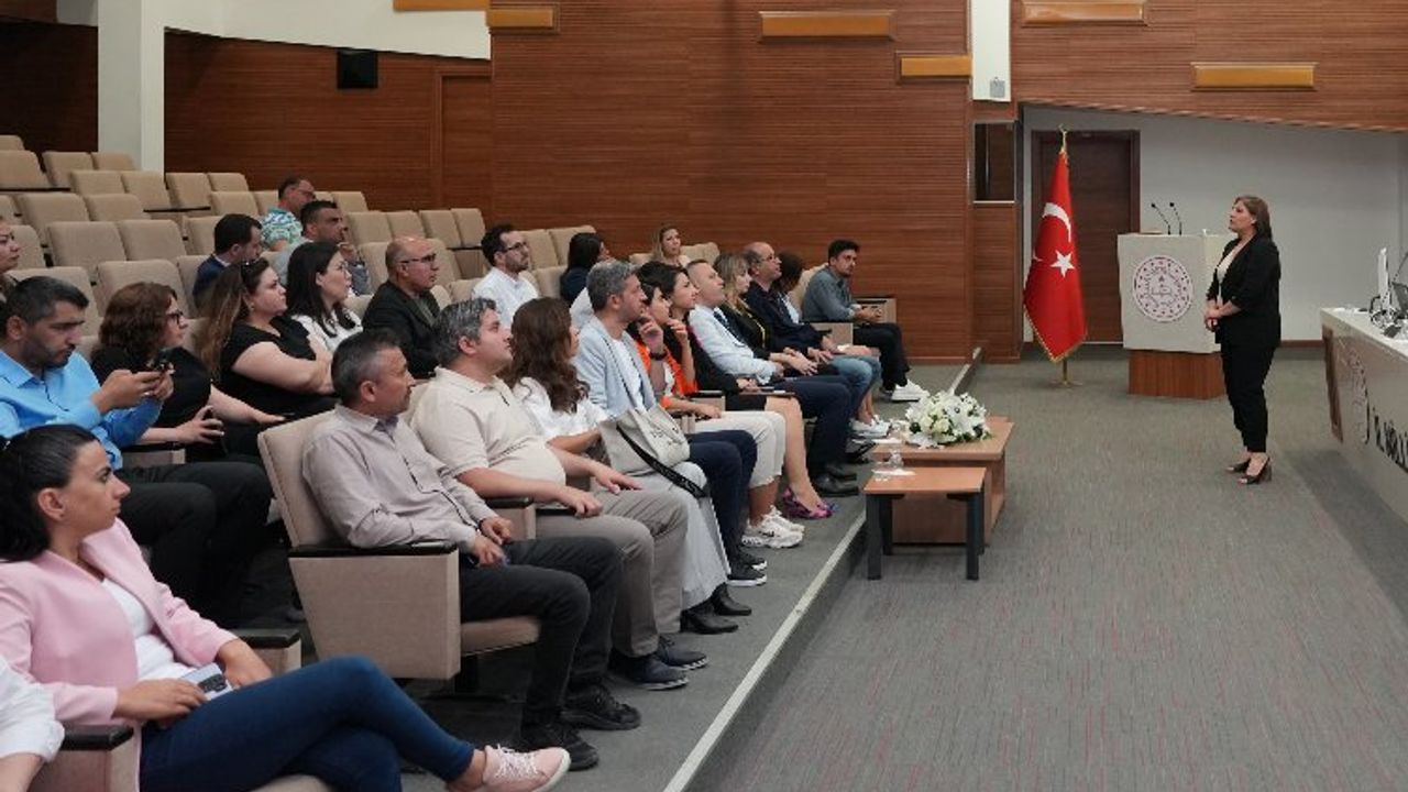 İzmir’de ortaokul öğretmenlerine teknoloji destekli platform